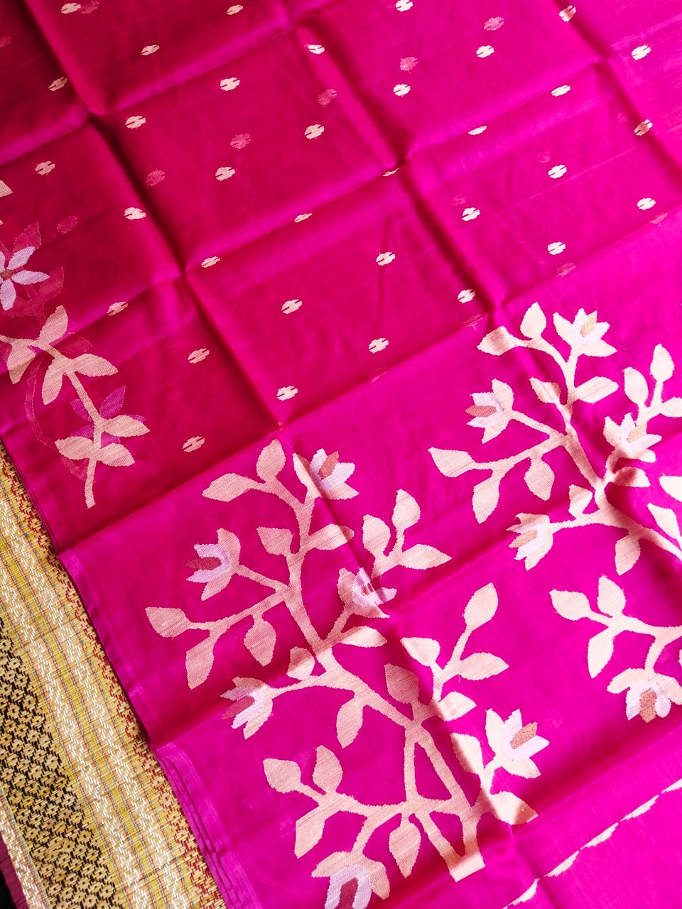 Dark pink handwoven muslin jamdani sarees